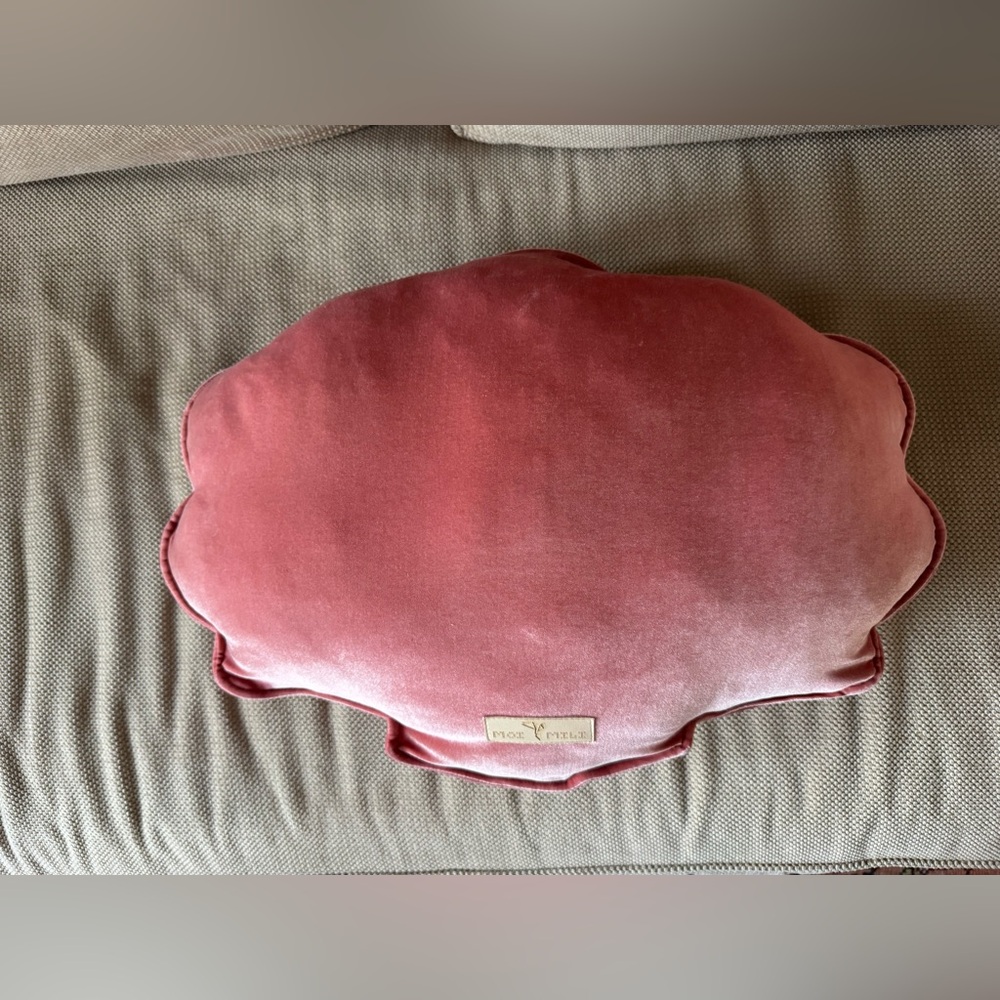 Handmade velvet pink coral shell pillow - Picture 9 of 10
